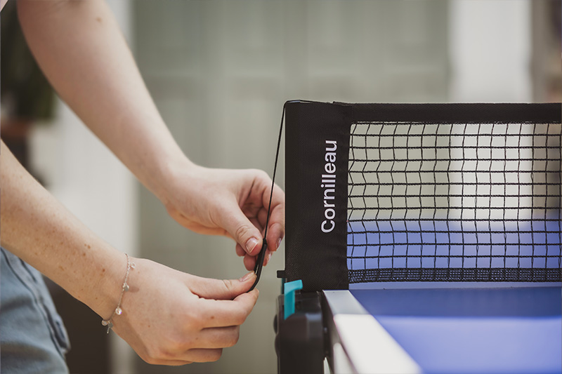 the hand that adjusts the tension of the net on the Cornilleau 100 indoor table tennis table